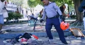 Policía patea productos de vendedores callejeros en céntrico parque de La Habana